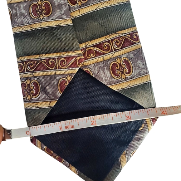 Bill Blass Green and Gold Tie with Intricate Patterns - Picture 3 of 3